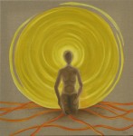 femme à genoux illuminée par un halo de lumière sur la toile brute.