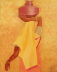 femme indienne en sari orange et jaune de dos portant un pot en cuivre sur la tête.